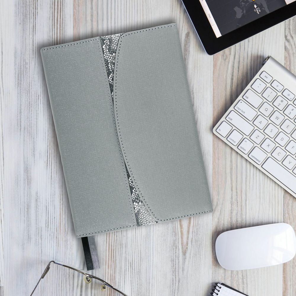 Ежедневник недатированный А5 155х213 мм BRAUBERG "Wild", под кожу, магнит, 160 л., SNAKE, серый