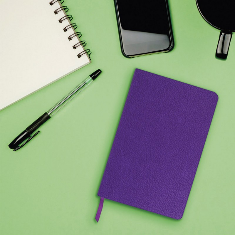 Ежедневник недатированный А5 (138х213 мм) BRAUBERG "Stylish", кожзам, гибкий, 160 л., фиолетовый