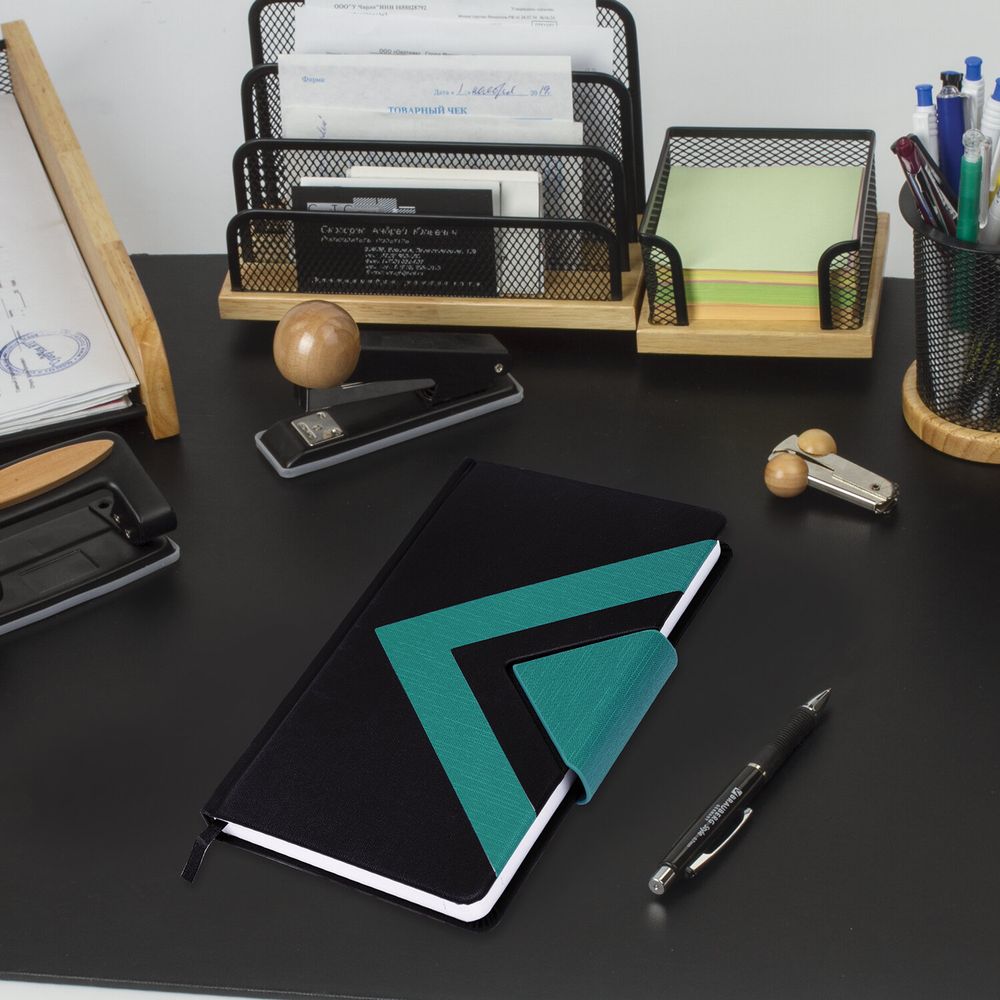 Ежедневник недатированный А5 138x213 мм BRAUBERG "Waves", под кожу, застежка, 160 л., черный/бирюзовый