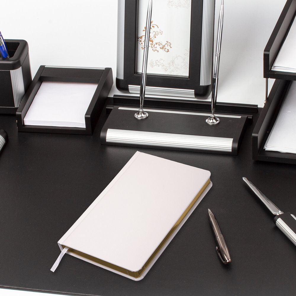 Ежедневник недатированный А5 138х213 мм, BRAUBERG "Iguana", под кожу, 160 л., белый