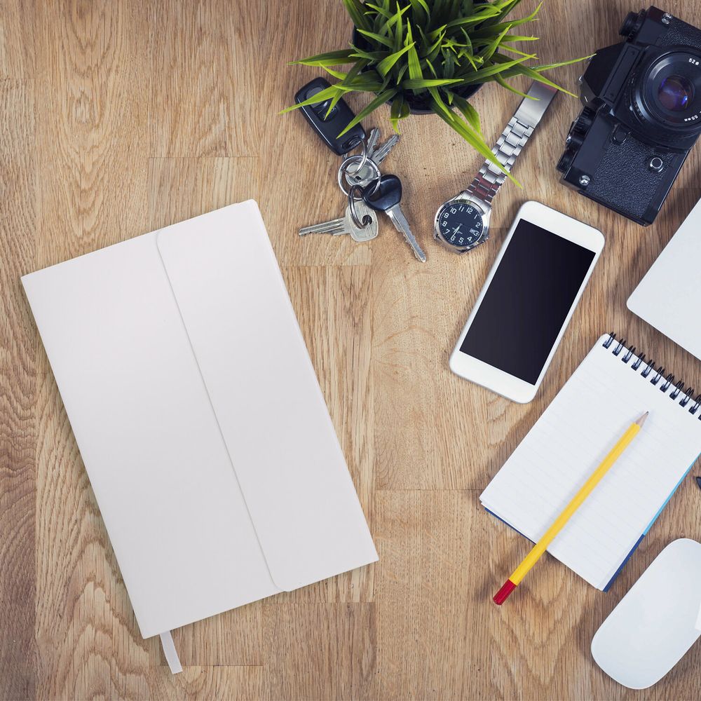 Ежедневник недатированный А5 138х213 мм BRAUBERG "Towny", под кожу, магнитный клапан, 160 л., белый