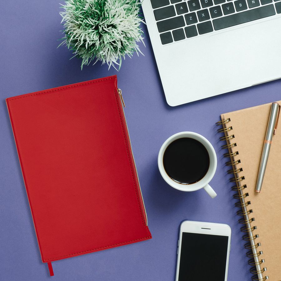 Ежедневник недатированный А5 145х220 мм, BRAUBERG "Zipline" под кожу, карман-молния, 160 л., красный