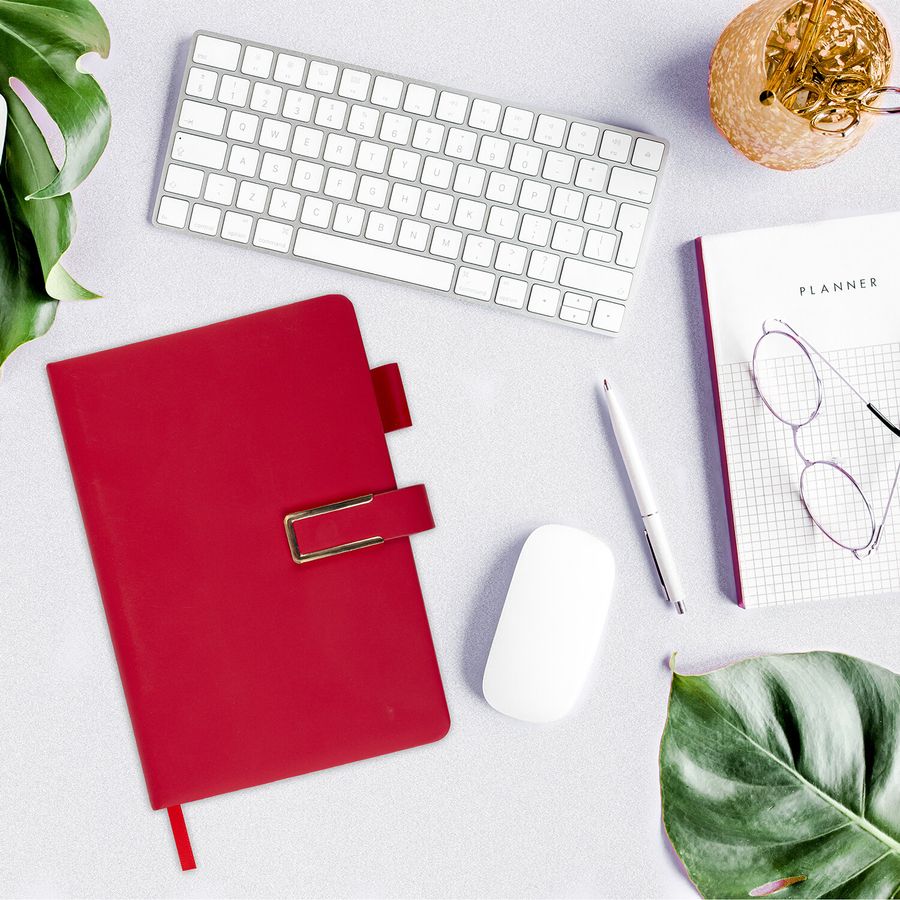 Ежедневник недатированный А5 143х210мм BRAUBERG Deluxe, под кожу, магнит 160л, красный