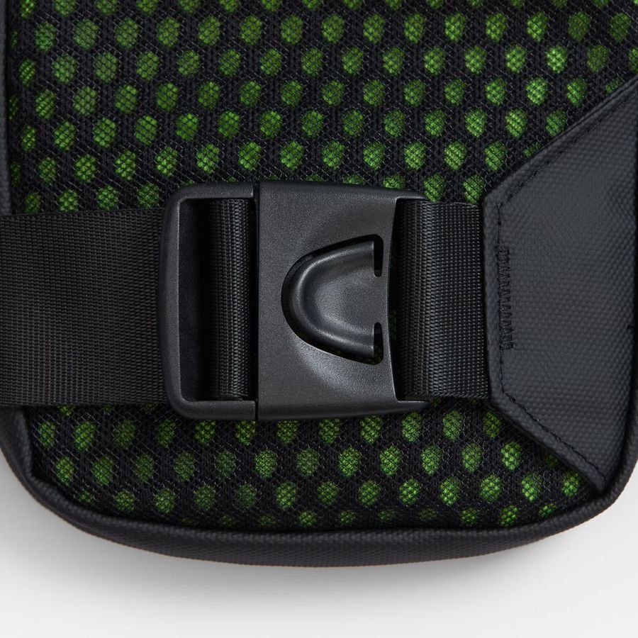 Спортивная кросс-боди сумка UrbanHike черная