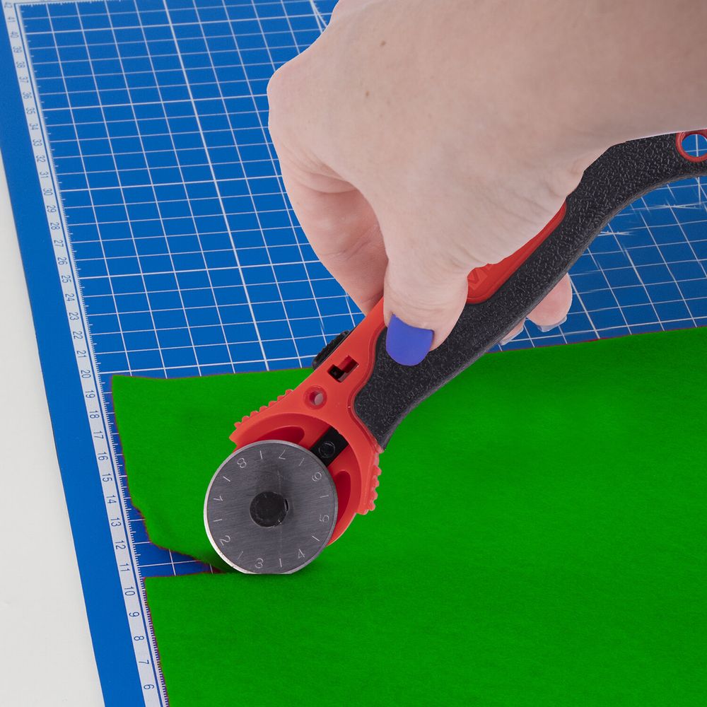 Нож раскройный роликовый 28 мм BRAUBERG, круглое лезвие, резиновые вставки