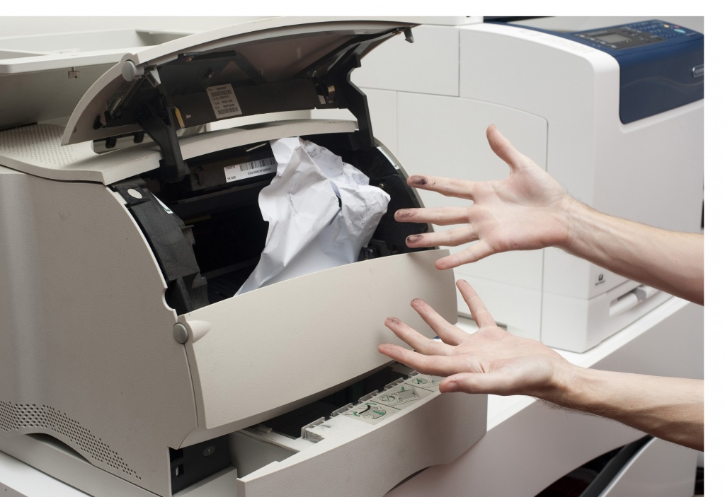 Что делать если принтер зажевал бумагу